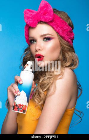 Brillante allegro ragazza in home hat, colorati per il make-up, riccioli e rosa manicure. Bellezza viso. Foto Stock