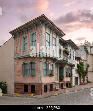 Vecchi e colorati edifici residenziali in legno, balconi e piante da arrampicata, quartiere di Fatih, Istanbul, Turchia Foto Stock