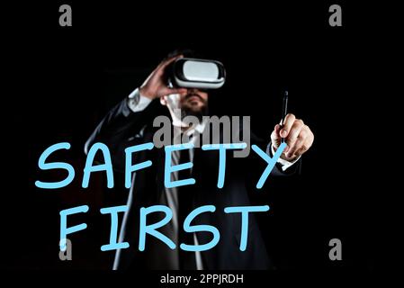 Ispirazione che mostra prima il segno sicurezza. Vetrina aziendale evitare qualsiasi rischio non necessario vivere in modo sicuro prestare attenzione Foto Stock