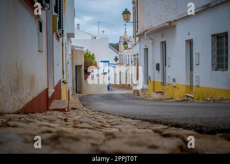 Ammira le strade di alte, un accogliente villaggio dell'Algarve in Portogallo. Foto Stock