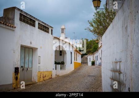 Ammira le strade di alte, un accogliente villaggio dell'Algarve in Portogallo. Foto Stock