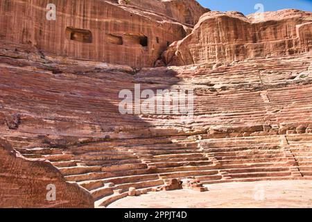 Anfiteatro Nabataeo al sito storico di Petra in Giordania. Foto Stock