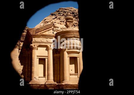 Vista sulla grotta del monastero (ad deir) a Petra, Giordania. Foto Stock