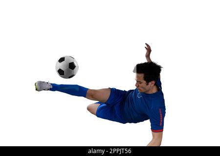 Primo piano di una scena di azione calcistica con un calciatore calcia un calcio Foto Stock