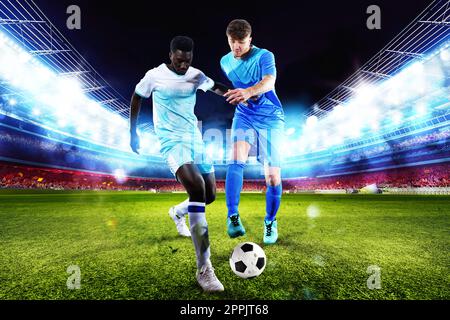 Scena di calcio con giocatori di calcio in competizione allo stadio Foto Stock