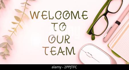 Cartello con la scritta Benvenuto nel nostro team. Panoramica aziendale Presentazione di un'altra persona ai tuoi compagni di squadra Foto Stock
