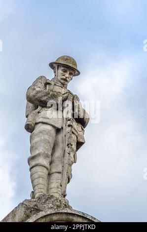 COTTENHAM, INGHILTERRA, Regno Unito - 30 DICEMBRE 2013: Statua nel villaggio di Cottenham, Cambridgeshire, Inghilterra, Regno Unito, dedicata alla memoria degli uomini di Cottenham morti nella prima e seconda guerra mondiale Foto Stock