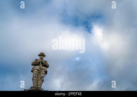 COTTENHAM, INGHILTERRA, Regno Unito - 30 DICEMBRE 2013: Statua nel villaggio di Cottenham, Cambridgeshire, Inghilterra, Regno Unito, dedicata alla memoria degli uomini di Cottenham morti nella prima e seconda guerra mondiale Foto Stock