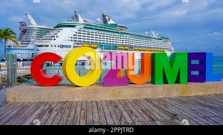 Le navi da crociera dei Caraibi reali sono attraccate nel porto di Cozumel durante una delle crociere dei Caraibi occidentali Foto Stock