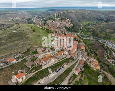 Veduta aerea del borgo medievale di Sepulveda nella comunità di Castilla Leon, Spagna. Foto Stock