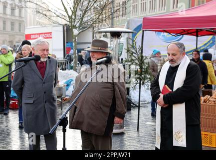 Vigilia di Natale per poveri e senzatetto sulla piazza principale di Cracovia. Foto Stock