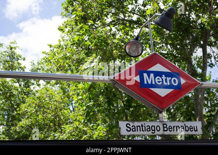 Cartello d'ingresso della metropolitana alla stazione Santiago Bernabeu di Madrid, Spagna Foto Stock