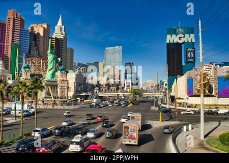 Ammira la Strip di Las Vegas, Nevada, con MGM, New York, Hakkasan e aria Tropicana Avenue Foto Stock