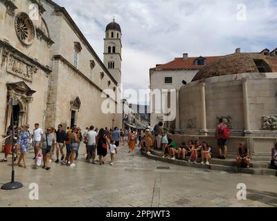 Grande Fontana di Onofrio, Velika Onofrijeva chesma, Dubrovnik, Croazia. Approvvigionamento idrico stabilito durante il Quattrocento. Numerosi turisti felici multinazionali camminano sullo Stradun il 14 agosto 2022 Foto Stock