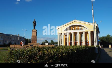 Il Teatro musicale della Repubblica di Carelia è un teatro statale di Petrozavodsk. Due persone stanno camminando. La sera di sole. Monumento a S. M. Kirov. 3 agosto 2022 Teatro di Teatro. Facciata con colonne Foto Stock