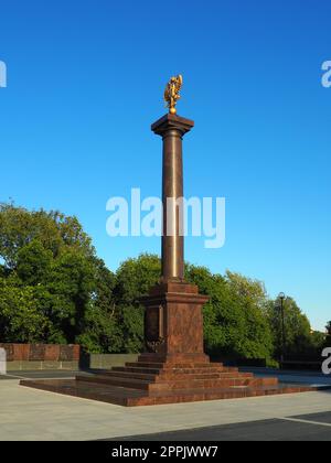 Petrozavodsk, Carelia, 3 agosto 2022 Monumento-stele città di gloria militare, titolo onorario. Colonna in granito con aquila a due teste in bronzo. Piedistallo sul vicolo delle città gemelle, Piazza Kirov Foto Stock