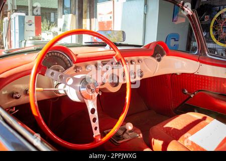 Interni della Chevrolet Corvette C1 edizione 50, cabriolet, volante e sedili, completamente restaurati Foto Stock