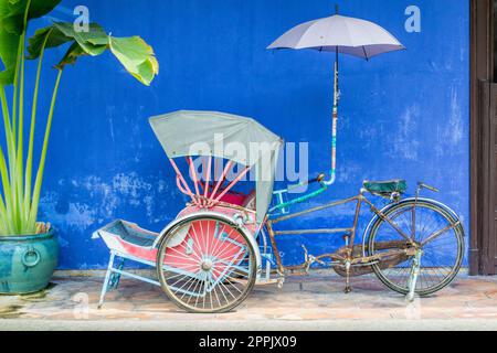 Foto frontale dei ricksha alla Blue Mansion (Cheong Fatt Tze Mansion) a Georgetown, Penang. Foto Stock