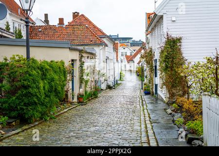 Vista sulla stretta strada acciottolata della città vecchia gamle Stavanger, Norvegia Foto Stock