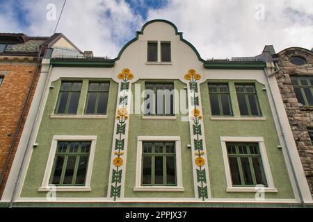 Immagine verticale dell'architettura della porta 12 di Kongens ad Alesund, Norvegia Foto Stock
