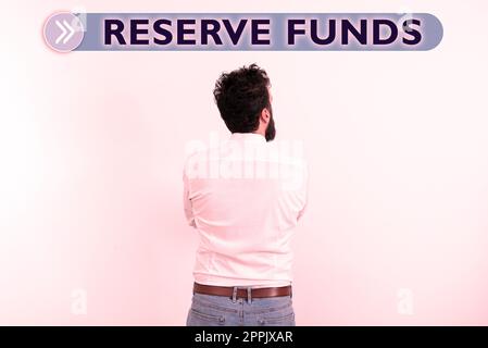 Scrittura con testo Reserve Funds. Il denaro di approccio aziendale rilasciato dalla banca per il backup del piano aziendale fallito Foto Stock