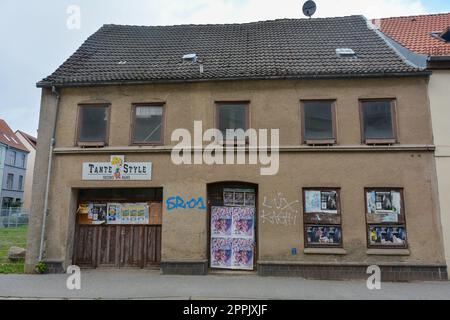 Wismar, Germania, 10 settembre 2022 - Casa fatiscente nel centro storico di Wismar Foto Stock