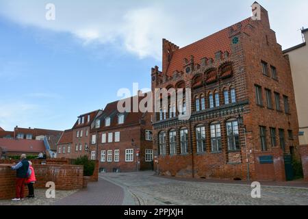 Edifici in una strada nel centro storico di Wismar Foto Stock
