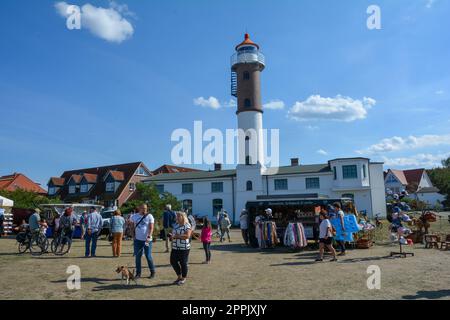 Timmendorf Strand, Germania, 9 settembre 2022 - mercato artigianale di fronte al faro Foto Stock