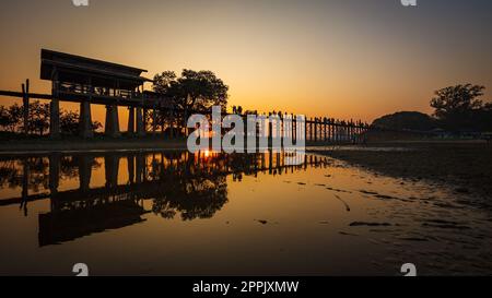 Il ponte U Bein al tramonto a Mandalay Myanmar Foto Stock