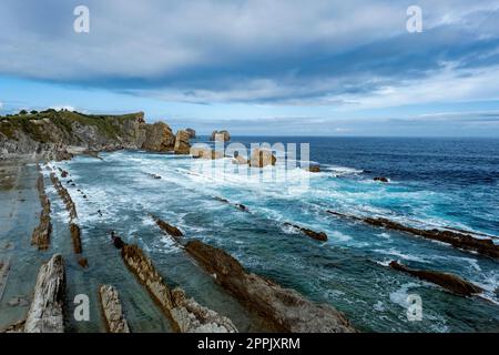 Piattaforma abrasiva a taglio d'onda sulla spiaggia di la Arnia, Liencres, Costa Quebrada, Broken Coast, Cantabria, Spagna Foto Stock