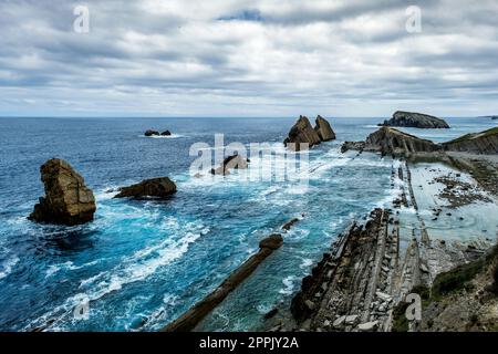 Piattaforma abrasiva a taglio d'onda sulla spiaggia di la Arnia, Liencres, Costa Quebrada, Broken Coast, Cantabria, Spagna Foto Stock