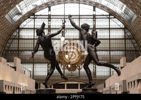 Orologio ornato nella sala principale del famoso museo d'Orsay a Parigi Foto Stock