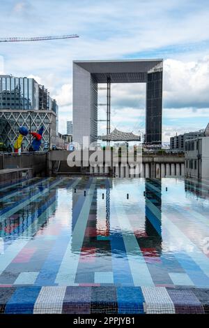 Fontana colorata nel quartiere finanziario la Defense di Parigi Foto Stock