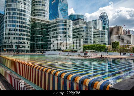 Fontana colorata nel quartiere finanziario la Defense di Parigi Foto Stock