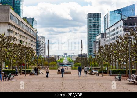 Esplanade du Charles de Gaulle nel quartiere la Defense, vista est fino all'Arco di Trionfo, Parigi Foto Stock