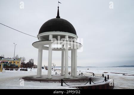Petrozavodsk, Carelia, Russia, 16 gennaio 2023. Arbor-rotunda con una guglia sulla riva del lago Onega. Architettura di stile classico. Simbolo della città e luogo per cerimonie nuziali. Foto Stock