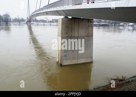 Sremska Mitrovica, Serbia, 01.27.2023 Ponte sul fiume Sava. Inondazione dopo forti piogge e scioglimento della neve. Un rapido flusso di acqua fangosa. Scala idrologica per la misurazione del livello dell'acqua. Foto Stock