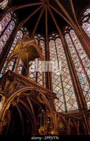 L'interno della famosa Sainte Chapelle di Parigi con impressionanti finestre colorate Foto Stock