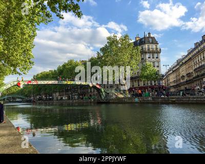 Tranquillo canale Saint Martin a Parigi in estate Foto Stock