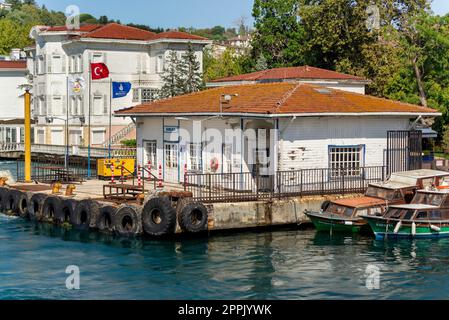 Terminal dei traghetti di Kanlica con sfondo di alberi verdi ed edifici in legno bianco, Bosforo, Istanbul, Turchia Foto Stock