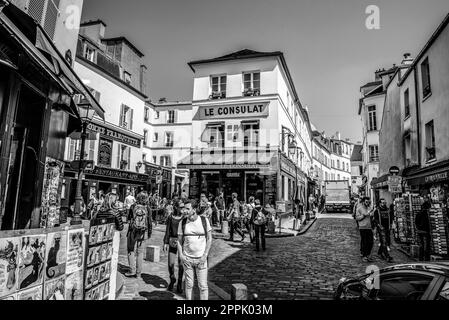 Pittoresco e pittoresco quartiere di Montmartre in un giorno d'estate a Parigi Foto Stock