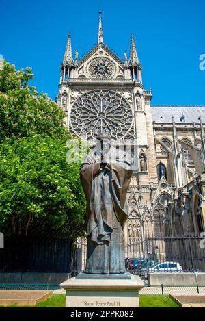 Statua di papa Giovanni Paolo II di fronte alla Cattedrale di Notre Dame a Parigi Foto Stock