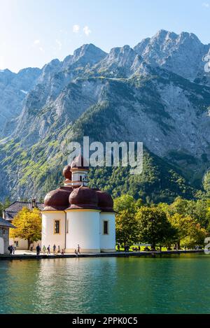 Piccola cappella di San Bartolomeo sul lago Koenigssee nelle Alpi bavaresi Foto Stock