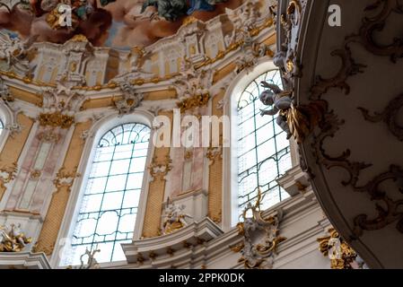 Splendidi affreschi decorativi all'interno della chiesa Ettal in Baviera Foto Stock