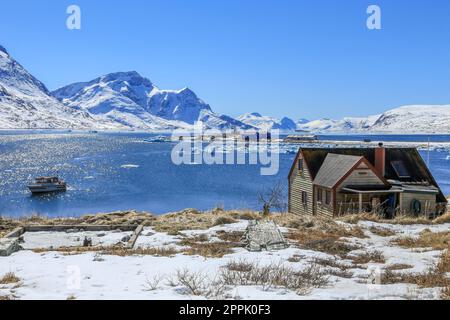 Vista sul fiordo da Qoornoq - ex villaggio di pescatori, oggi residenza estiva nel mezzo del fiordo di Nuuk, Groenlandia Foto Stock