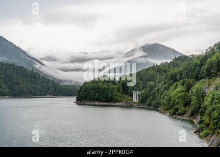 Lago artificiale Sylvenstein nelle Alpi dell'alta Baviera Foto Stock