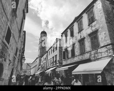 Stradun, Stradone è la strada principale del centro storico di Dubrovnik in Croazia. attrazioni architettoniche. Un luogo popolare per le passeggiate turistiche. La gente cammina il 14 agosto 2022 in bianco e nero Foto Stock