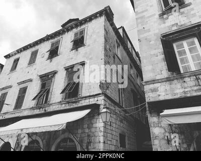 Stradun, Stradone è la strada principale del centro storico di Dubrovnik in Croazia. attrazioni architettoniche. Un luogo popolare per le passeggiate turistiche. 14 agosto 2022 bianco e nero Foto Stock