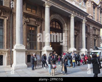 Visitatori al Museo Egizio transl. Museo Egizio di Torino Foto Stock