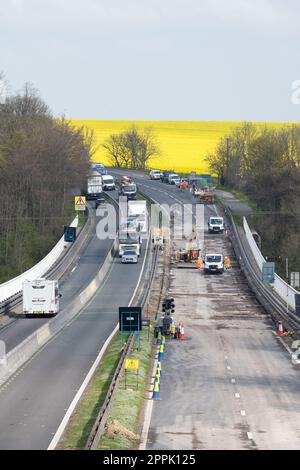 A1 lavori stradali - impermeabilizzazione e rifacimento sul viadotto di Wentbridge che trasporta il A1 sul fiume Went, West Yorkshire, Inghilterra, Regno Unito Foto Stock